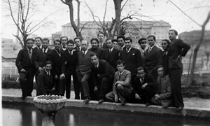 Resimde üstte sağdan üçüncü Oktay Rifat, arkada ortada Orhan Veli , Ankara Erkek Lisesi.